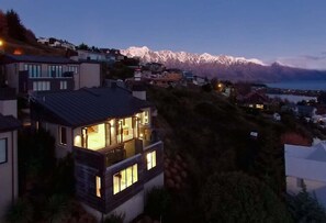 Exterior - Lake Panorama Villa - Central Luxury Hot Tub Views (Queenstown)