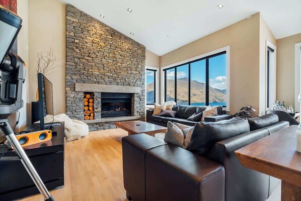 Téléviseur connecté, foyer, chaîne audio, bureau