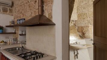 Monolocale | Cucina privata | Frigorifero, forno, piano cottura, pentole/stoviglie/utensili