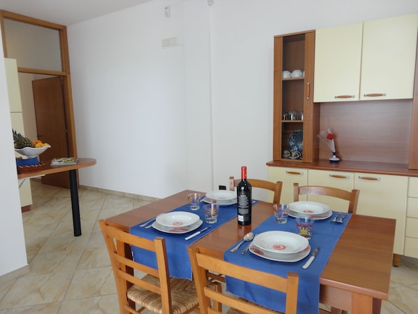 Appartement, 2 chambres | Repas dans la chambre