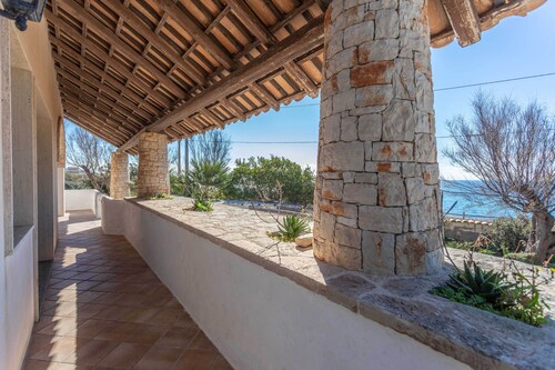 Emma's Villa facing the sea with swimming pool