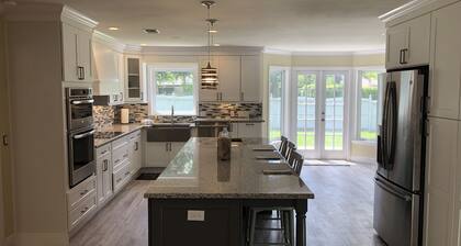 Beautiful Large Home Bike to Siesta Key, quiet neighborhood with LOCAL owners!