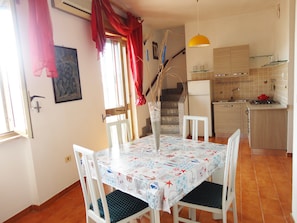 Appartamento, 2 camere da letto | Pasti in camera