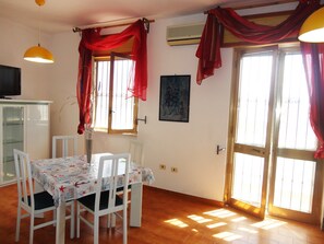 Appartamento, 2 camere da letto | Pasti in camera