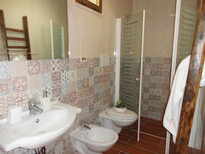 A bathroom with a sink, bidet, and shower. - VersoSud - Appartamento Torre Mozza 22 (Ugento)