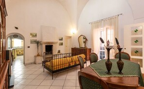 Maisonette, 3 Schlafzimmer | Wohnbereich | Flachbildfernseher