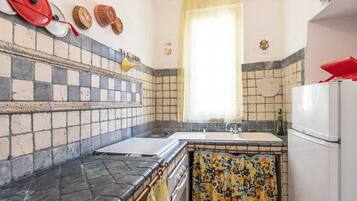 Duplex, 3 quartos | Cozinha privada | Geladeira grande, fogão, cooktop, talheres/pratos/utensílios de cozinha