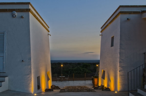Un bâtiment d’où l’on peut admirer la mer au crépuscule.