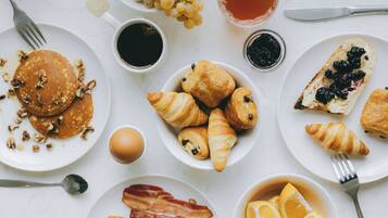 Tägliches Frühstücksbuffet (14 EUR pro Person)