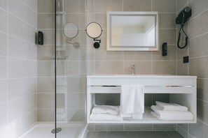 Studio Supérieur | Salle de bain | Douche, articles de toilette gratuits, sèche-cheveux