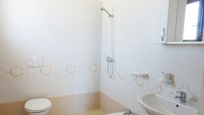 A small bathroom with a toilet, bidet, and sink. - VersoSud - Appartamento Colaianni 24 (Ugento)
