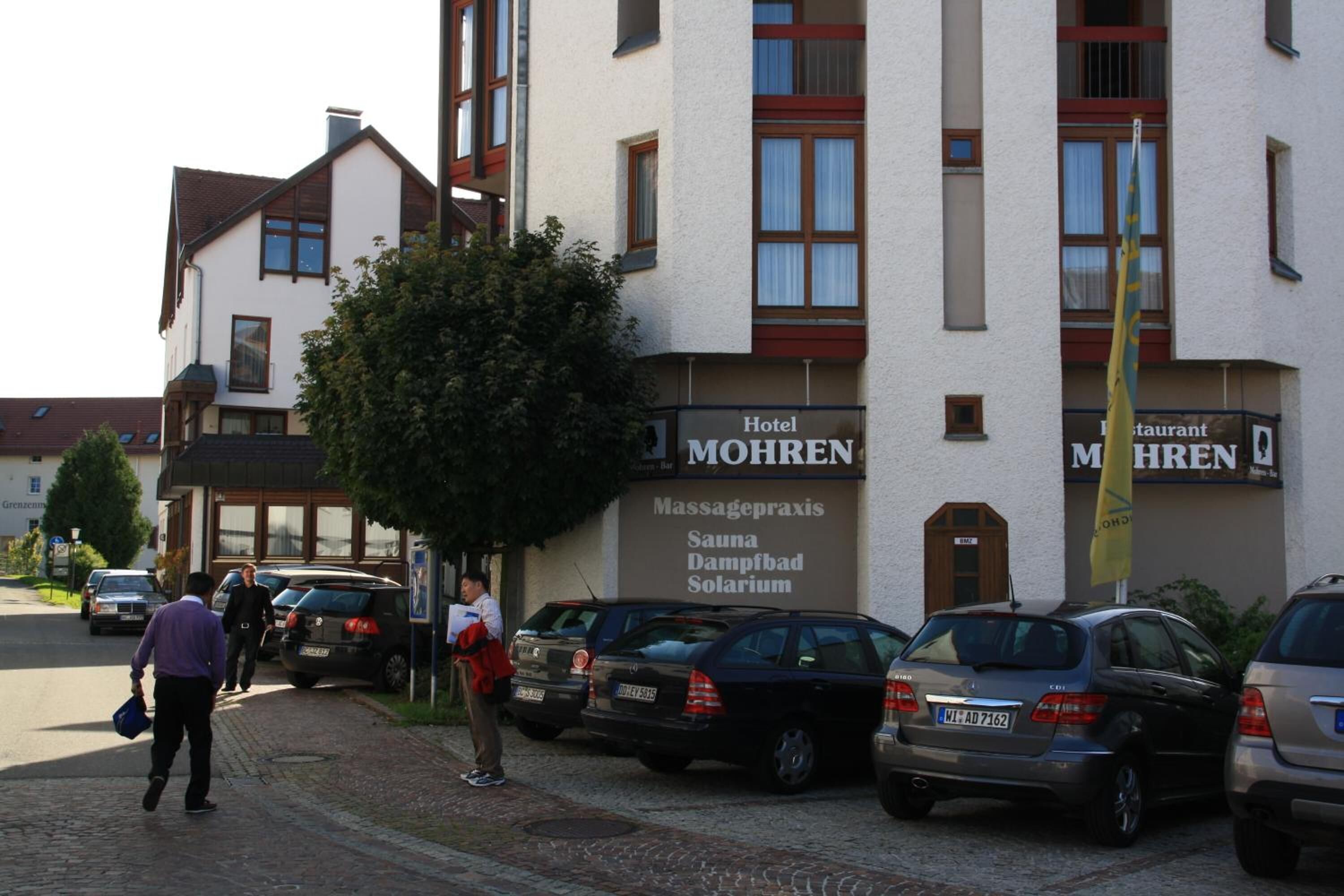 Een gebouw met een bord waarop 'Hotel MOHREN' en 'Massagepraktijk Sauna Dampfbad Solarium' staat.