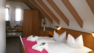 Double Room | Desk, free cots/infant beds, free WiFi, bed sheets