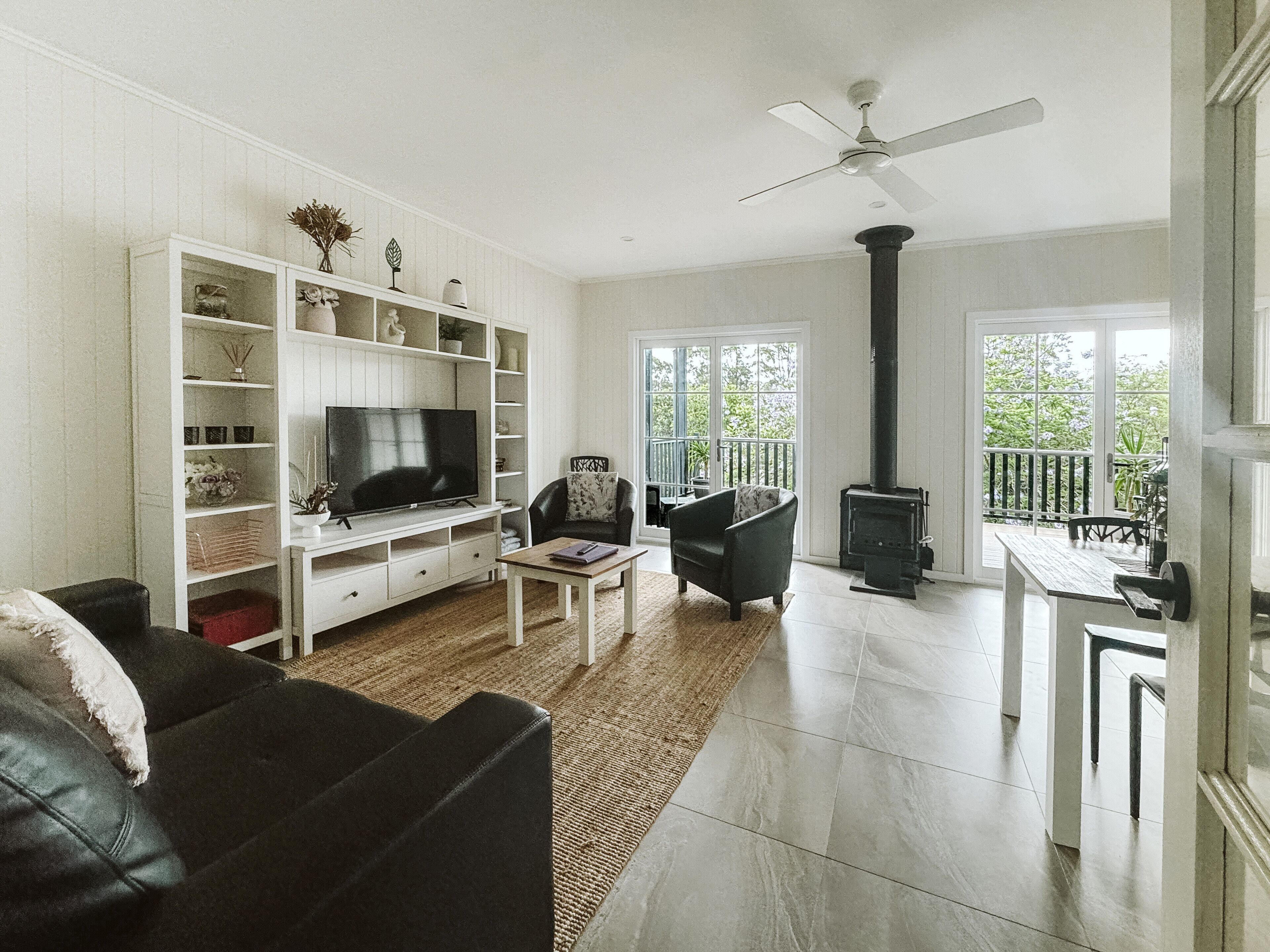 スマートテレビ、暖炉、Netflix、ストリーミングサービス