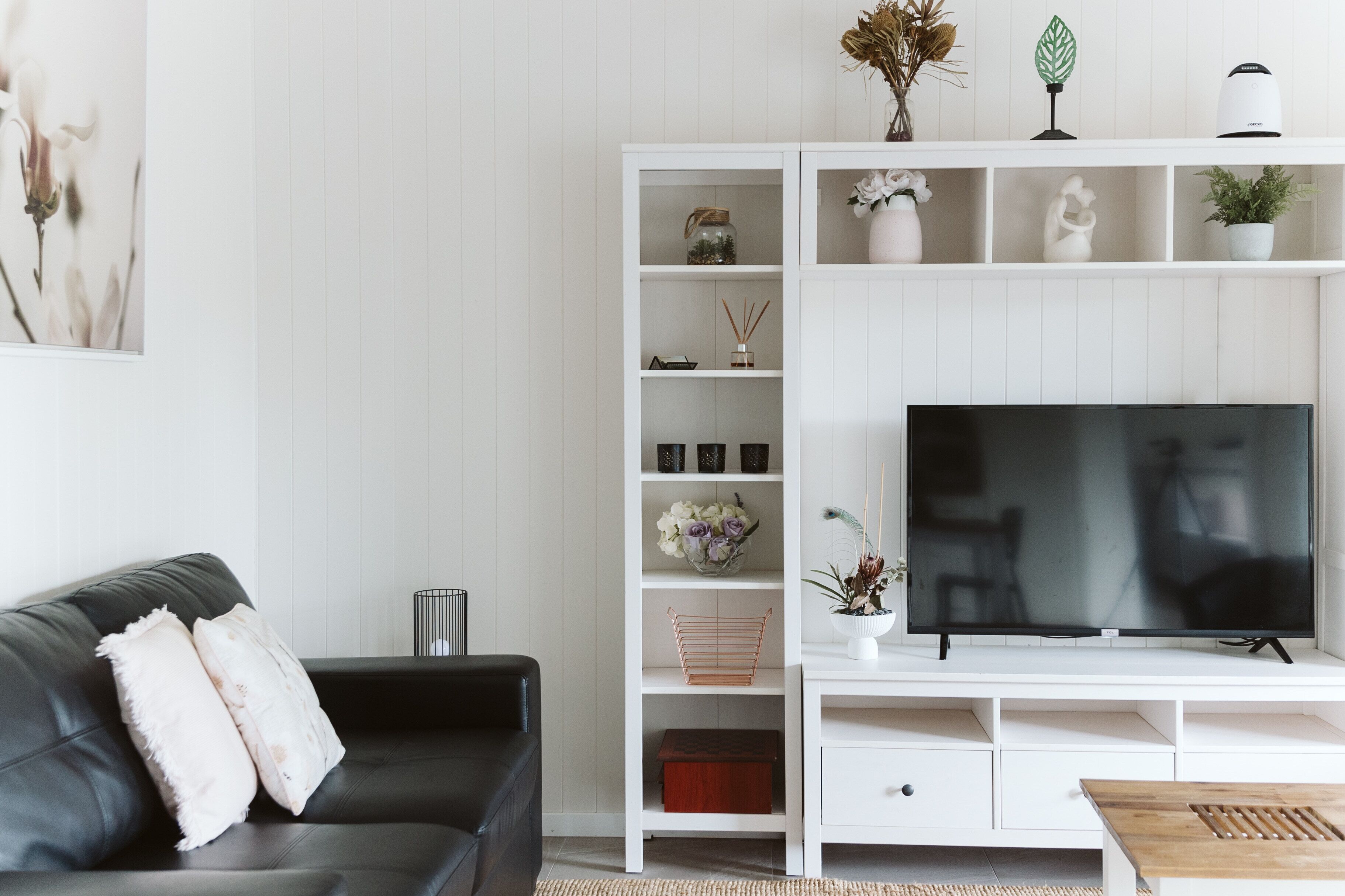 Smart TV, fireplace, Netflix, streaming services