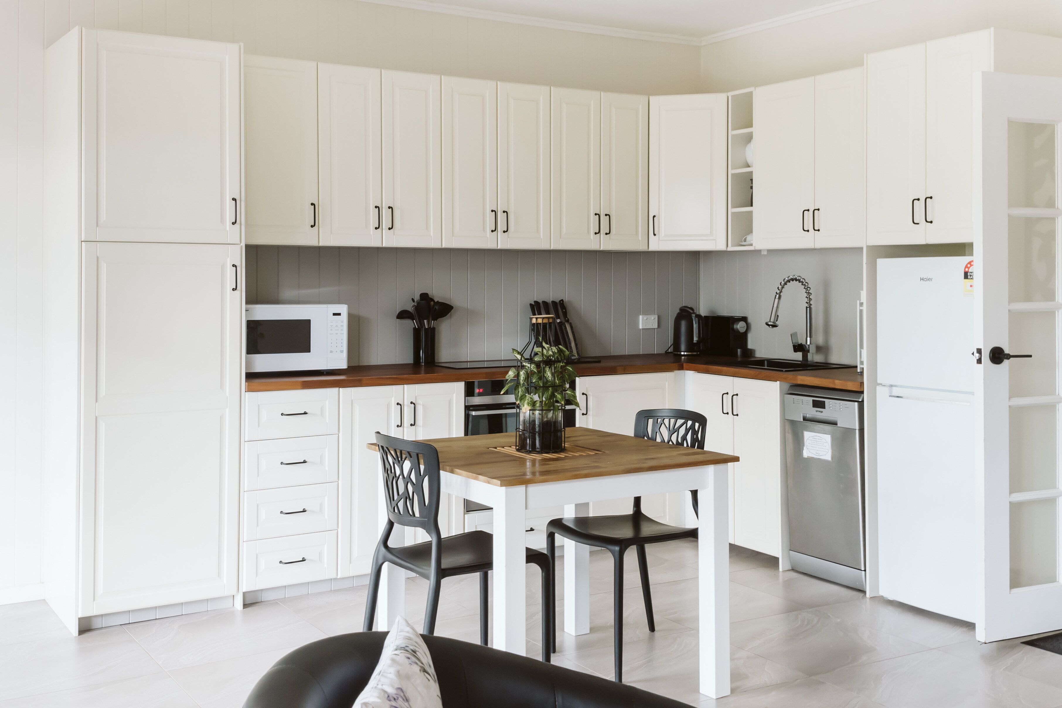 Jääkaappi, mikroaaltouuni, uuni, liesi