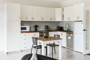 Réfrigérateur, four à micro-ondes, un four, surface de cuisson