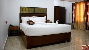 1 habitación, caja de seguridad en la habitación y escritorio