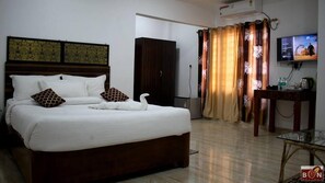 1 habitación, caja de seguridad en la habitación y escritorio