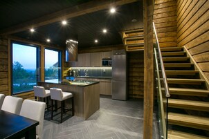 Villa, 5 habitaciones (Karhunpesä 4, 2 floors) | Cocina privada | Frigorífico grande, microondas, horno y placa de cocina