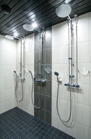 Douche, articles de toilette (gratuits), séchoir à cheveux