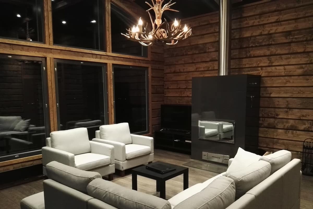 Villa, 4 Bedrooms (Karhunpesä 1) | Living room | Smart TV, fireplace