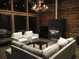 Villa, 4 Bedrooms (Karhunpesä 1) | Living room | Smart TV, fireplace