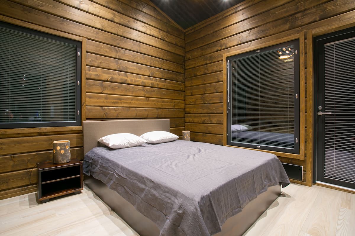 Tabla de planchar con plancha, wifi gratis y ropa de cama