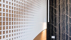 A wall with a geometric pattern and a section with a natural tree design. - Numa Roma GuestHouse (Rome)