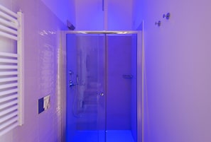 Deluxe-Doppelzimmer | Dusche im Bad
