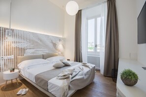 Sengetøy av topp kvalitet, dundyner, minibar og skrivebord