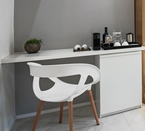 Hochwertige Bettwaren, Daunenbettdecken, Minibar, Schreibtisch