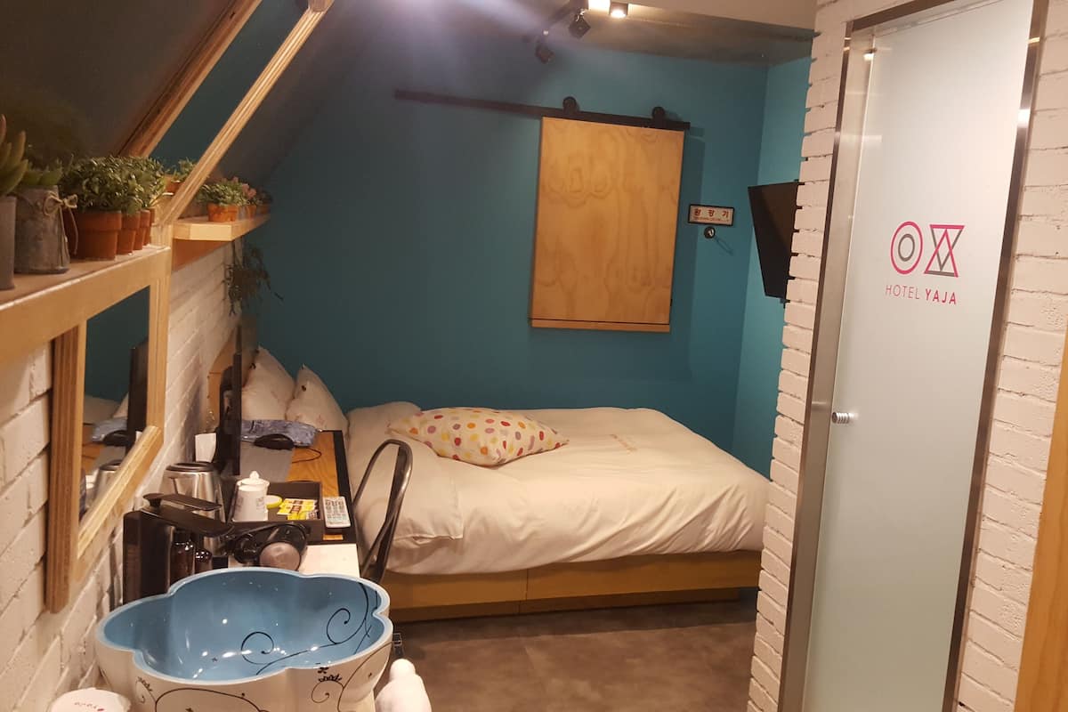Petit | Individually decorated, individually furnished, free WiFi