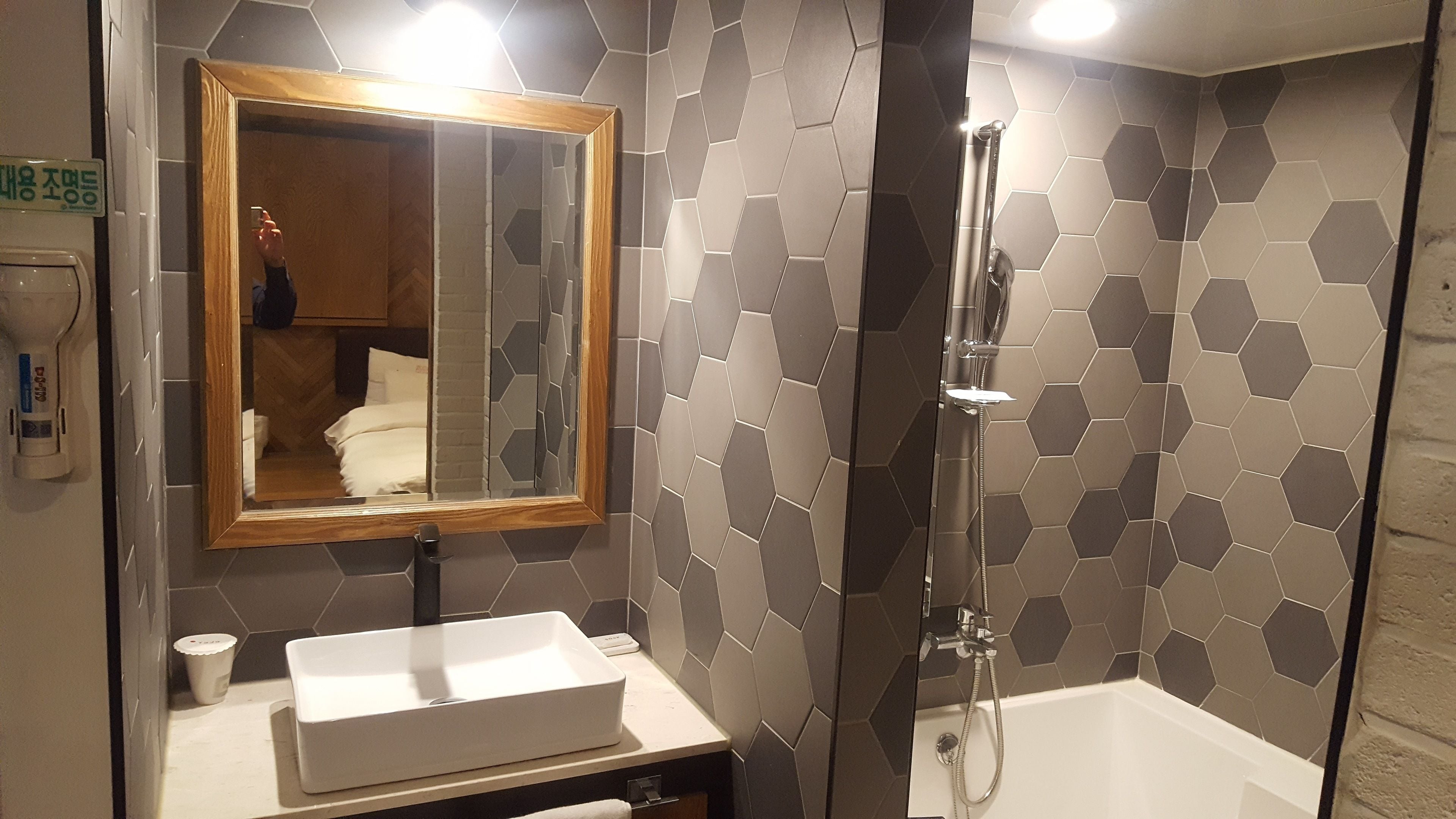 Royal Premium Room | Bathroom sink