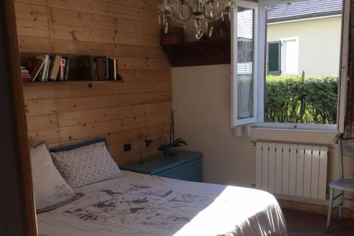 Laptop workspace, free WiFi, bed sheets