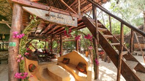 A wooden structure with a sign reading "Karibu Deman Lodge". - Demani Lodge (Paje)