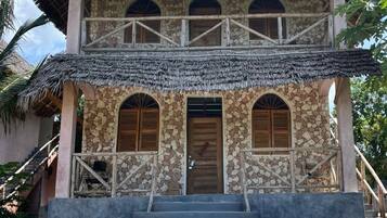 Deluxe-Dreibettzimmer | Zimmersafe, individuell dekoriert, individuell eingerichtet, Bettwäsche