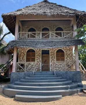 Deluxe Triple Room | In-room safe, individually decorated, individually furnished, bed sheets - Demani Lodge (Paje)