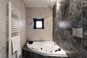 Haartrockner, Handtücher, Seife, Shampoo