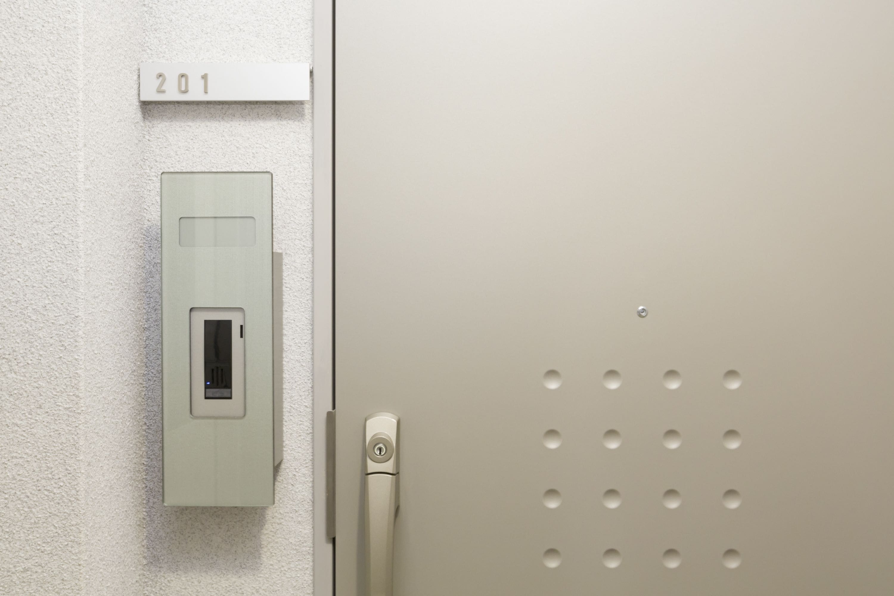 Une porte avec un panneau numéroté et une fente pour le courrier.