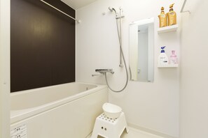 Separate tub and shower, deep soaking tub, free toiletries, hair dryer - Jesus Square Nipponbashi (Osaka)