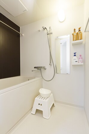 Separate tub and shower, deep soaking tub, free toiletries, hair dryer - Jesus Square Nipponbashi (Osaka)