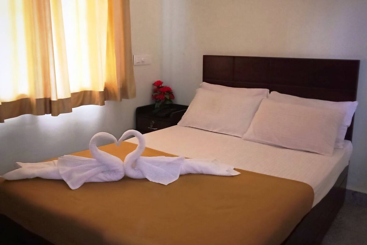 in-room safe, desk, rollaway beds, bed sheets