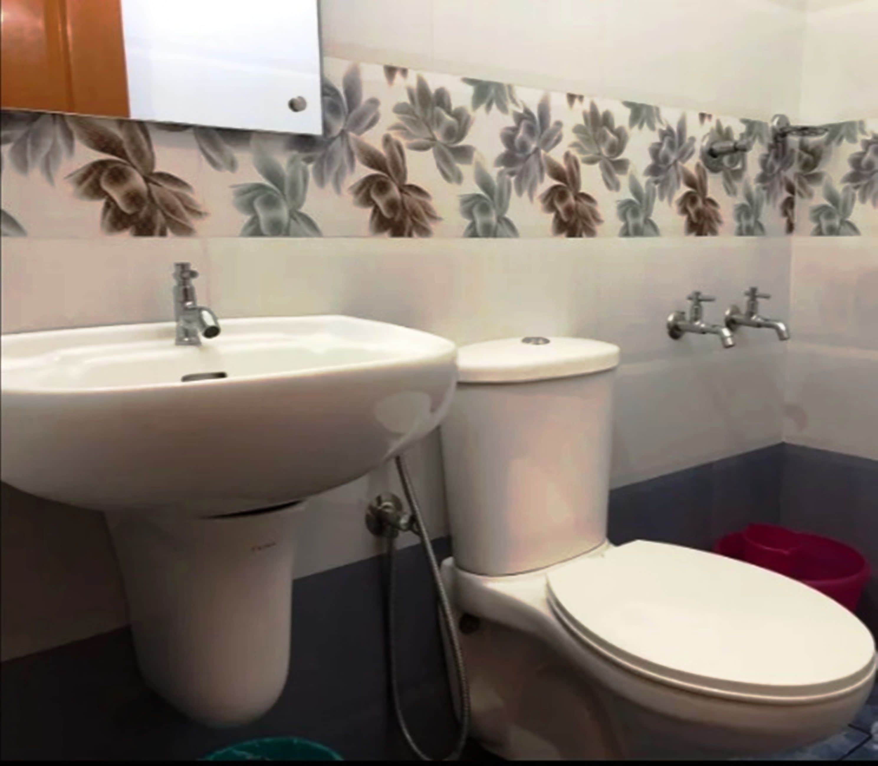 in-room safe, desk, rollaway beds, bed sheets