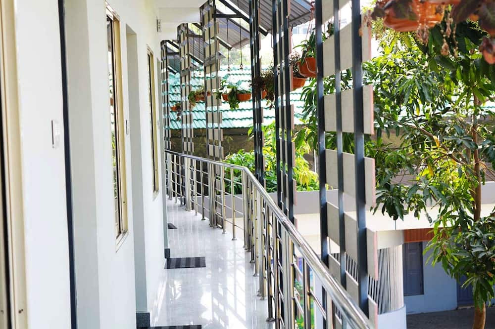 Jippus Galaxy — hotel in Kariyad - Airport - Mattoor Rd, Aluva IN, 683111