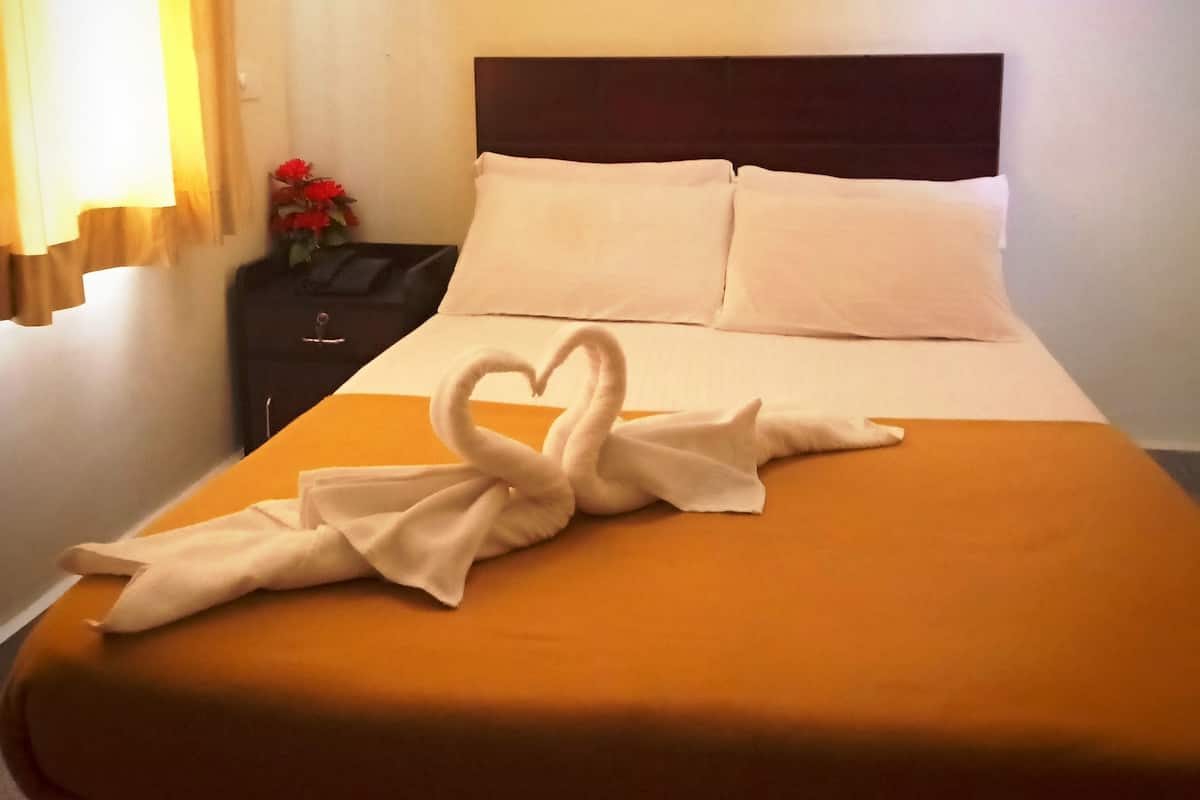 Een kluis op de kamer, een bureau, extra bedden, beddengoed