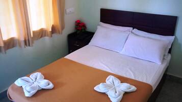 Kamar Double Basic, 1 Tempat Tidur Double, pemandangan kebun | Brankas, meja kerja, tempat tidur lipat/tambahan, dan seprai linen