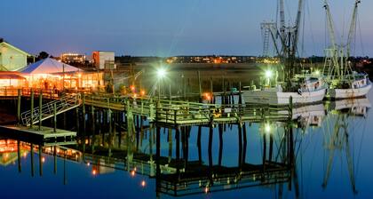 Charleston Studio Cottage minutes from Historic Downtown with offstreet parking