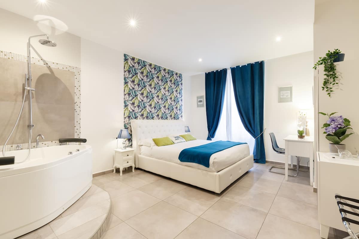 Superior suite, 1 queensize bed, bubbelbad | Een bureau, geluiddichte muren, gratis wifi, beddengoed
