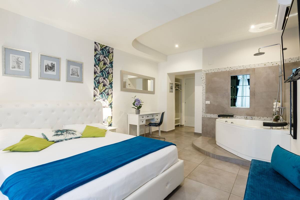 Superior tweepersoonskamer, 1 queensize bed, bubbelbad | Een bureau, geluiddichte muren, gratis wifi, beddengoed
